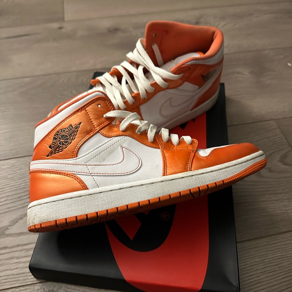 2021
Air Jordan 1 Mid SE 'Electro Orange
